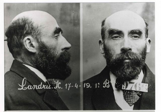 Photographies d'identité judiciaire d'Henri-Désiré Landru, de profil et de face, portant l'inscription « Landru H. 17-4-19 ».